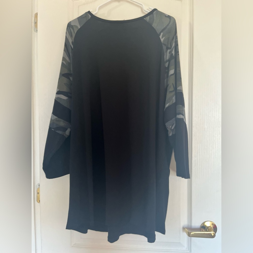 Avenue 26/28 black 3/4 sleeve with camouflage print. - Picture 2 of 5
